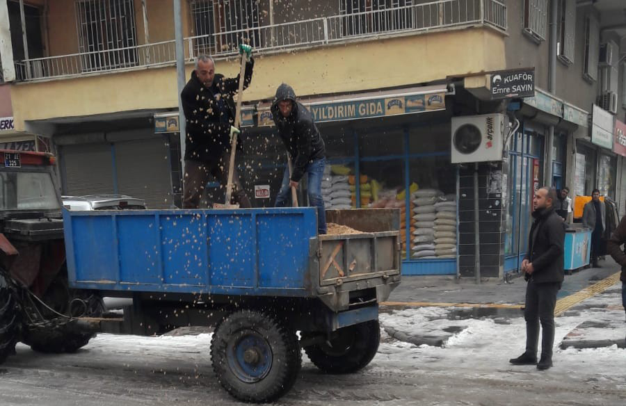 Bağlar Belediyesi buzlanmaya karşı önlemlerine devam ediyor