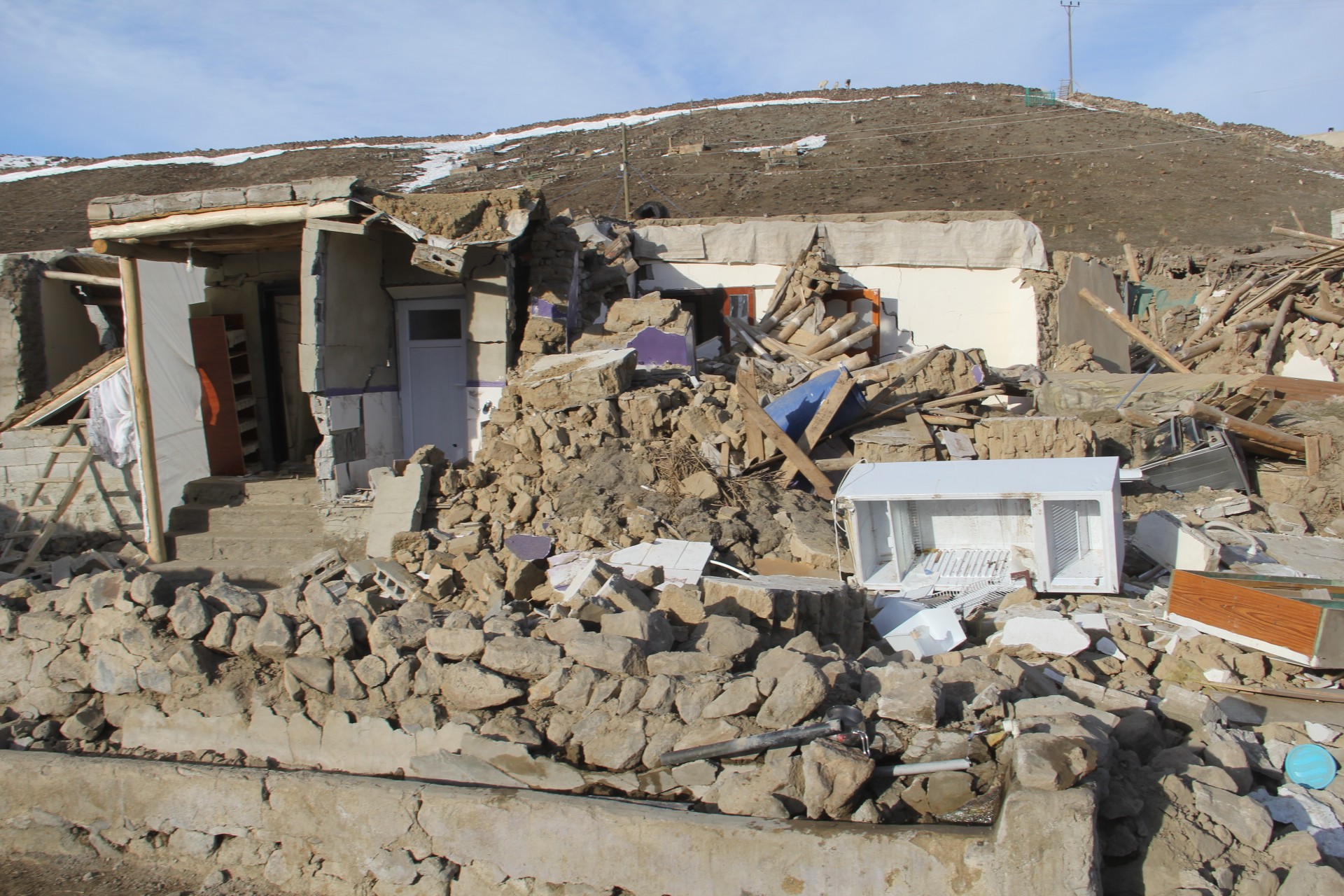 Başkale’de deprem bölgesinde yaralar sarılıyor