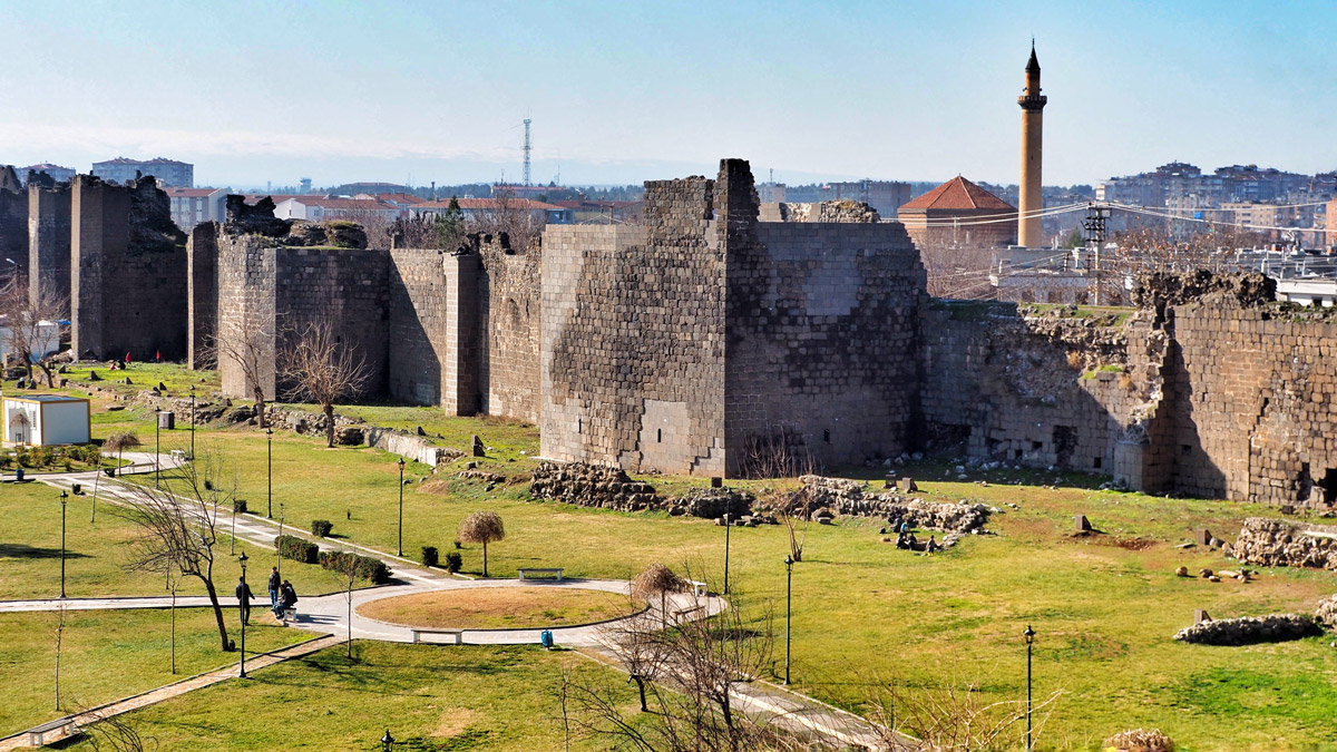 Diyarbakır’da yere tükürenler hastalık saçıyor!