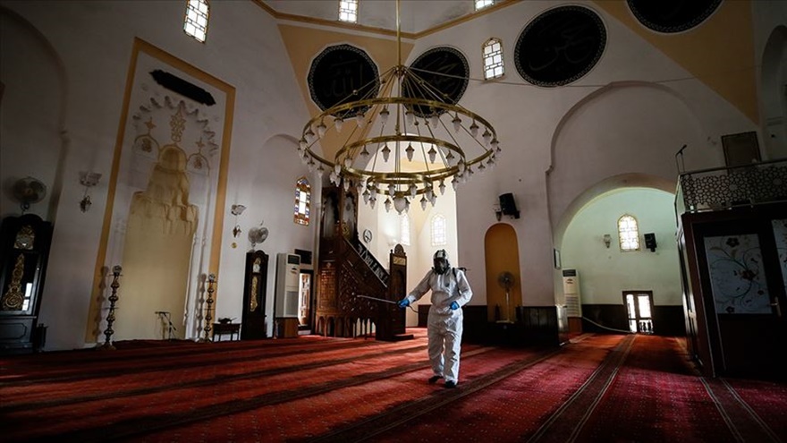 “Cuma günü ve kandil gecesi camiler kapalı tutulacak"