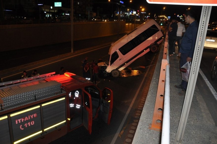 El Frenini Çekmeyi Unutunca Minibüsü Alt Geçide Uçtu