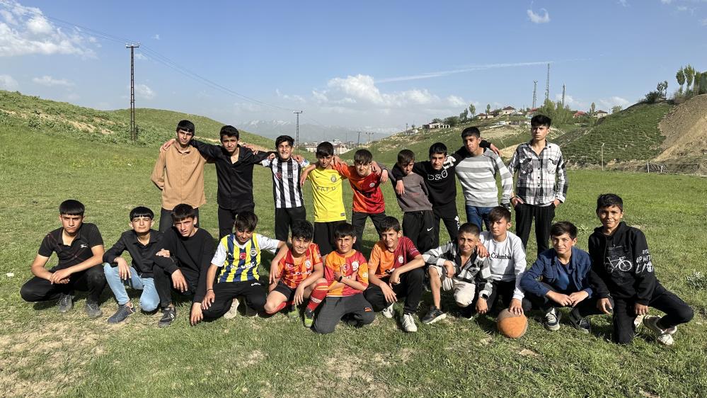 hakkkarili-gencler-futbol-sahasi-istiyor2.jpg