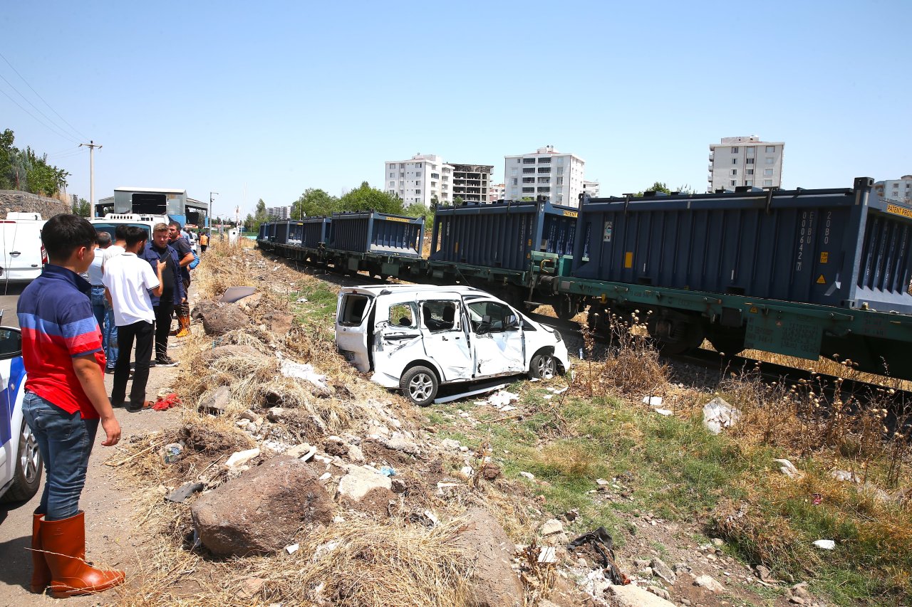 diyarbakirda-yuk-treninin-hafif-ticari-araca-carpmasi-sonucu-2-kisi-yaralandi-1-min.jpg