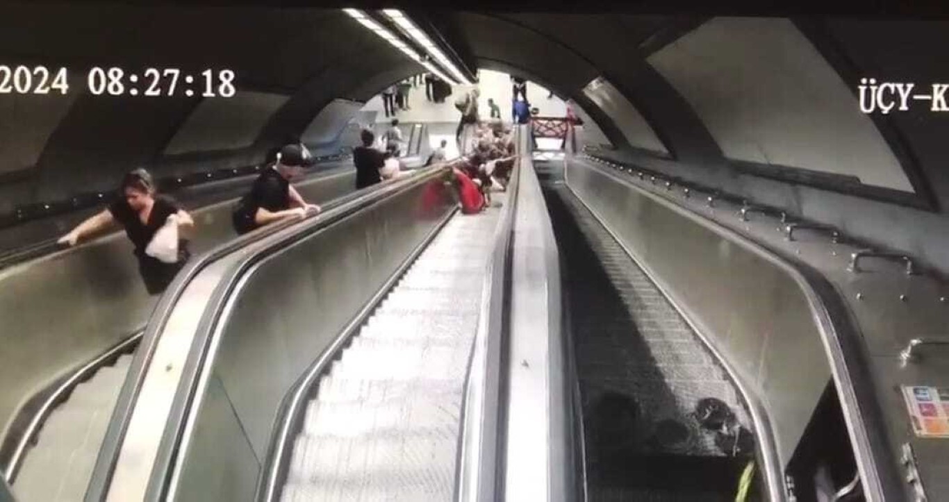 izmir-metrosunda-11-kisinin-yaralandigi-yuruyen-merdiven-kazasi-kamerada.jpg