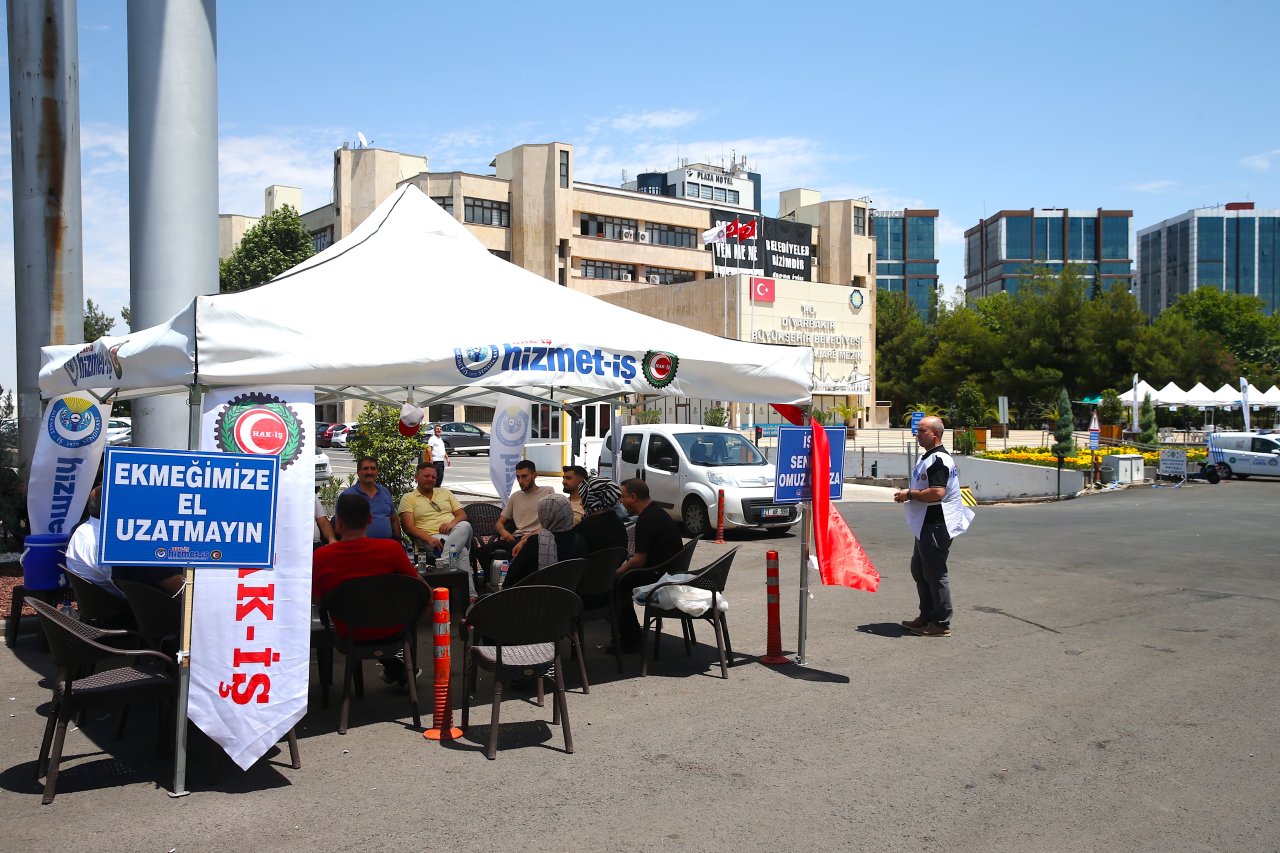 diyarbakirda-bazi-belediyelerde-isten-cikarilan-iscilerin-eylemi-suruyor-2-min.jpg