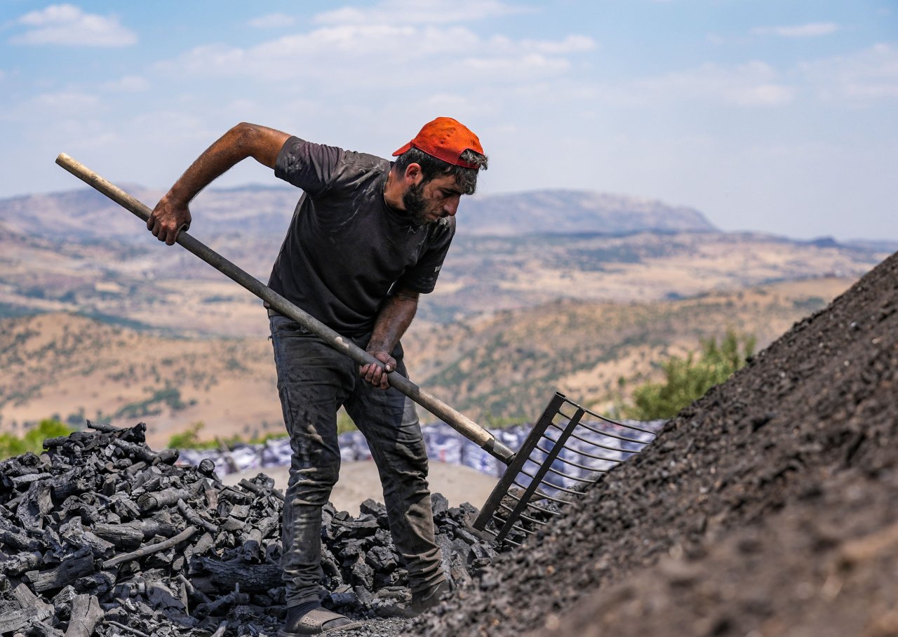 komur-iscileri-hem-havanin-hem-atesin-sicakligiyla-mucadele-ediyor-5-min.jpg