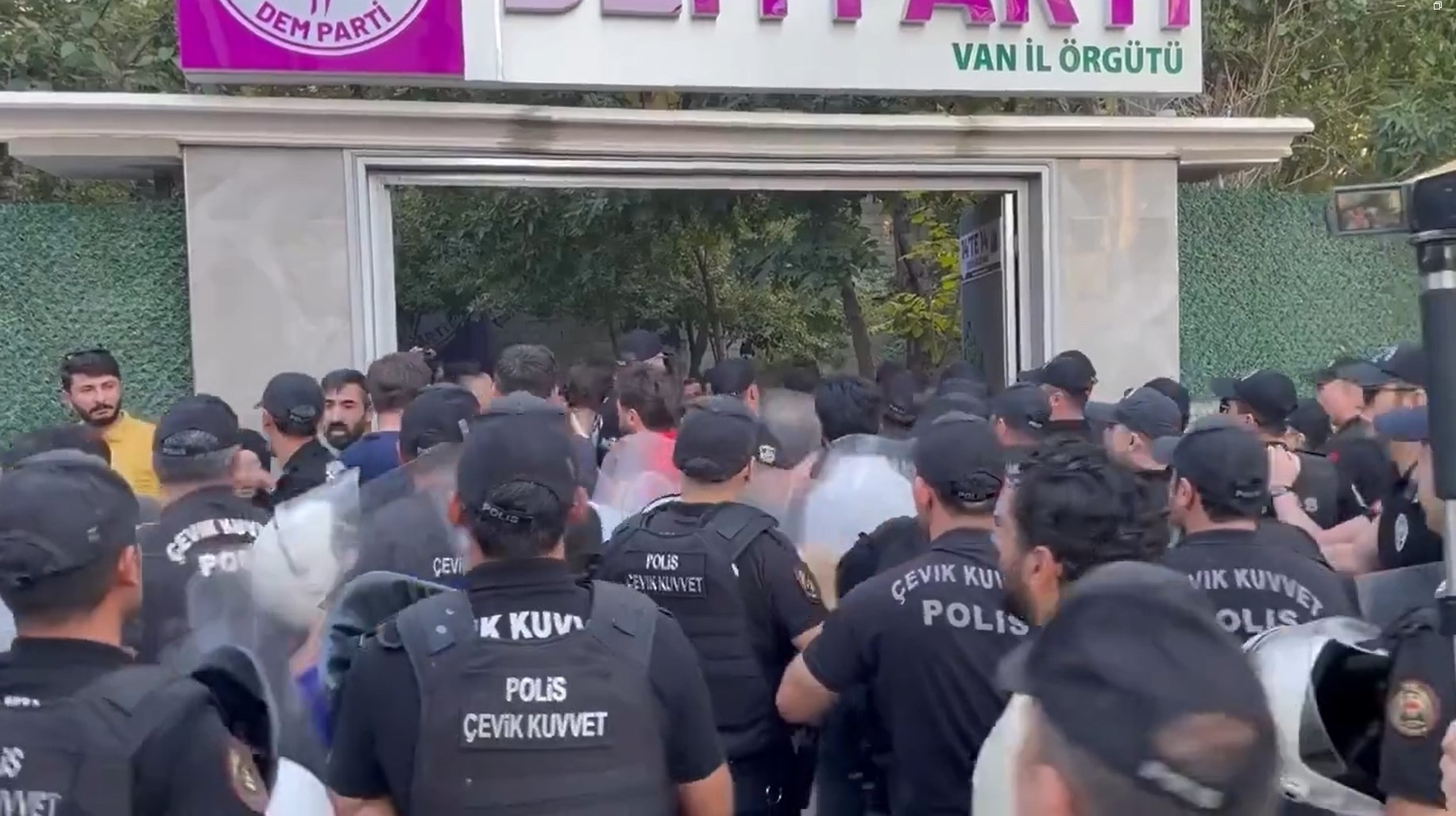 dem-parti-van-binasina-polis-baskini2.jpg