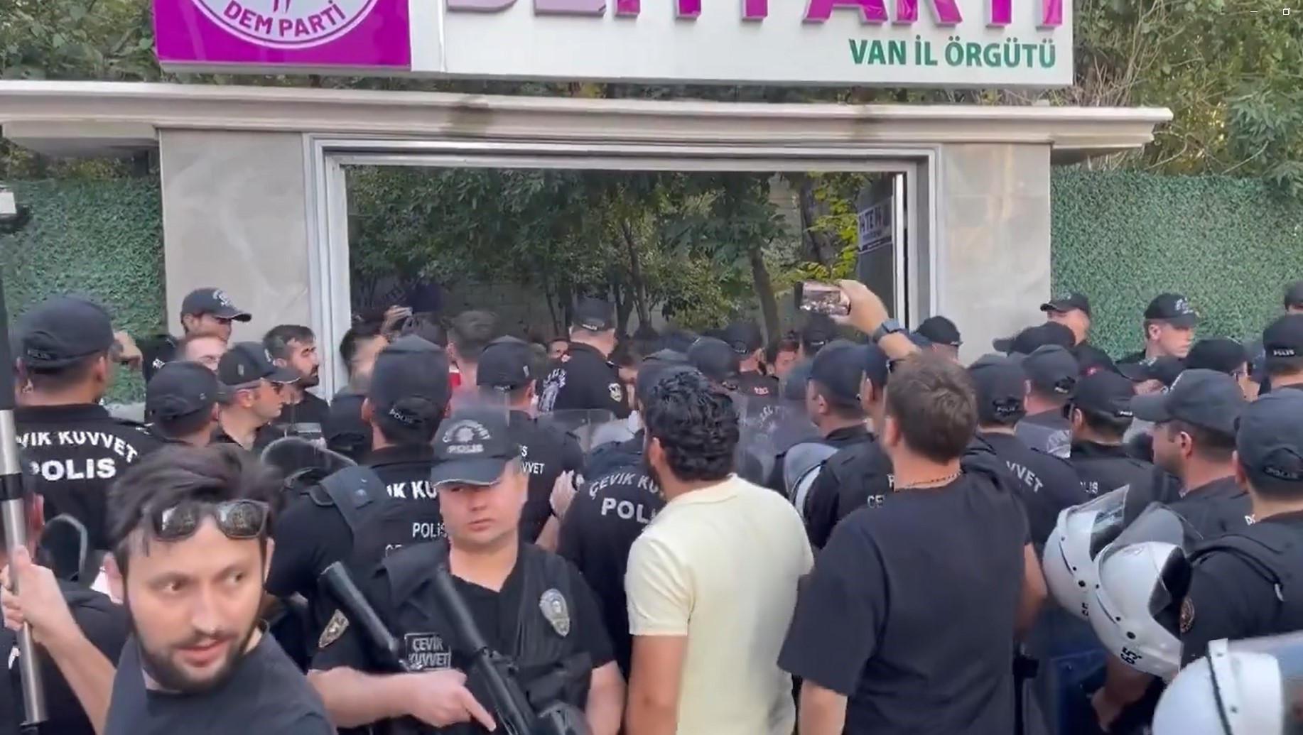 dem-parti-van-binasina-polis-baskini3.jpg