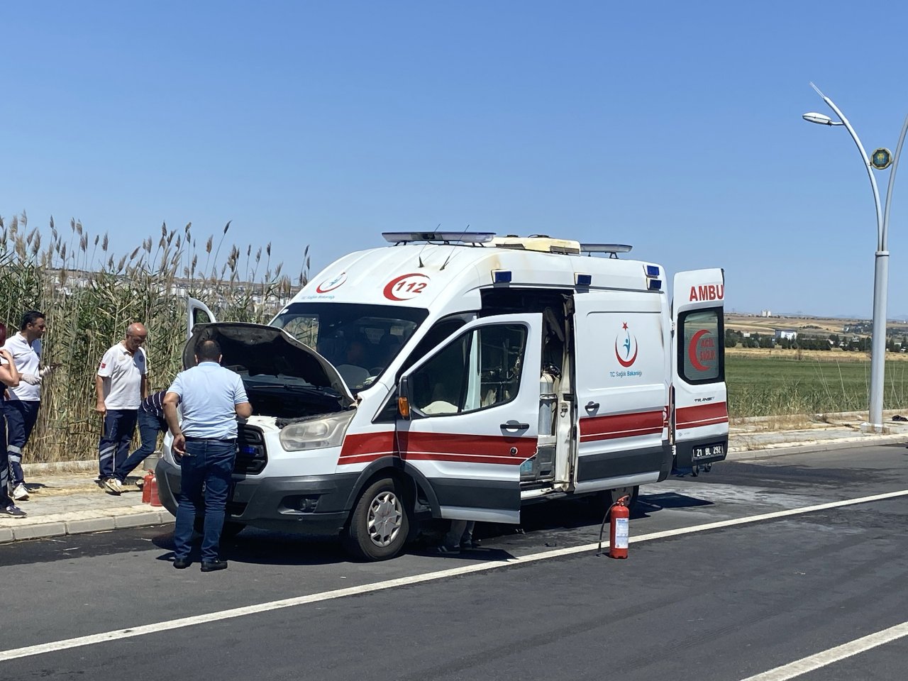 diyarbakirda-seyir-halindeki-ambulans-alev-aldi-2.jpg