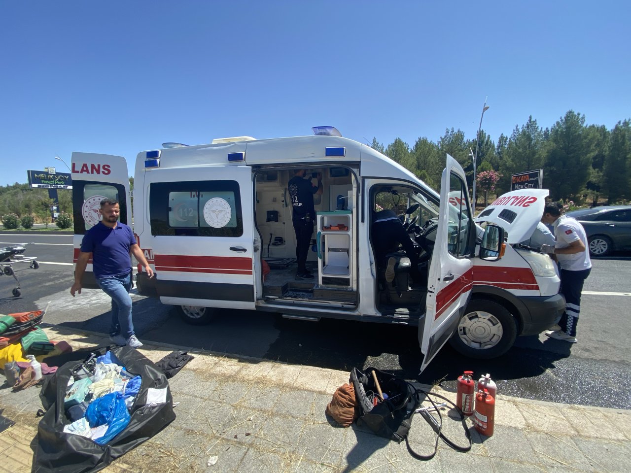 diyarbakirda-seyir-halindeki-ambulans-alev-aldi-3.jpg