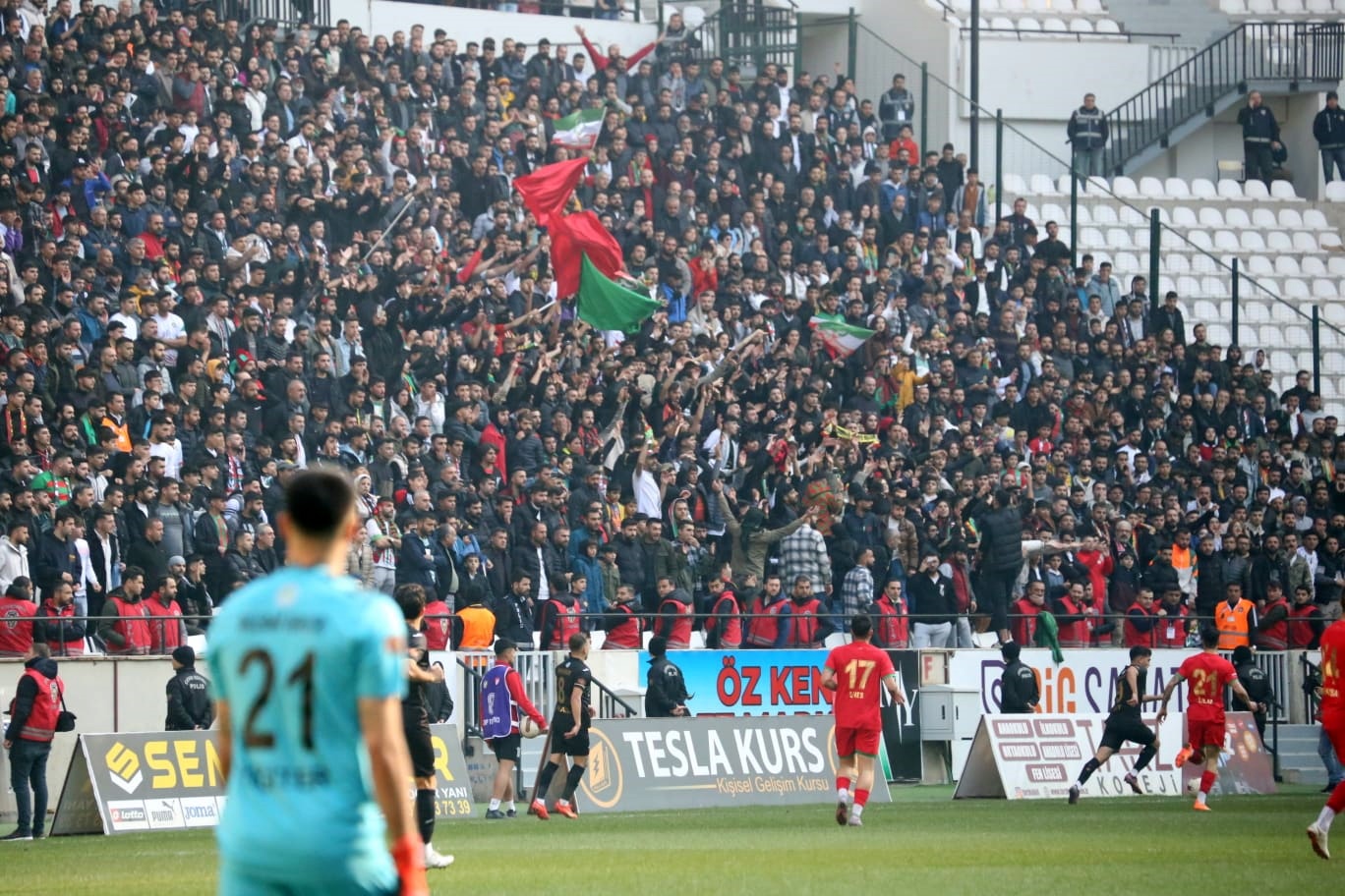 amedspor-taraftarlari-1.jpg