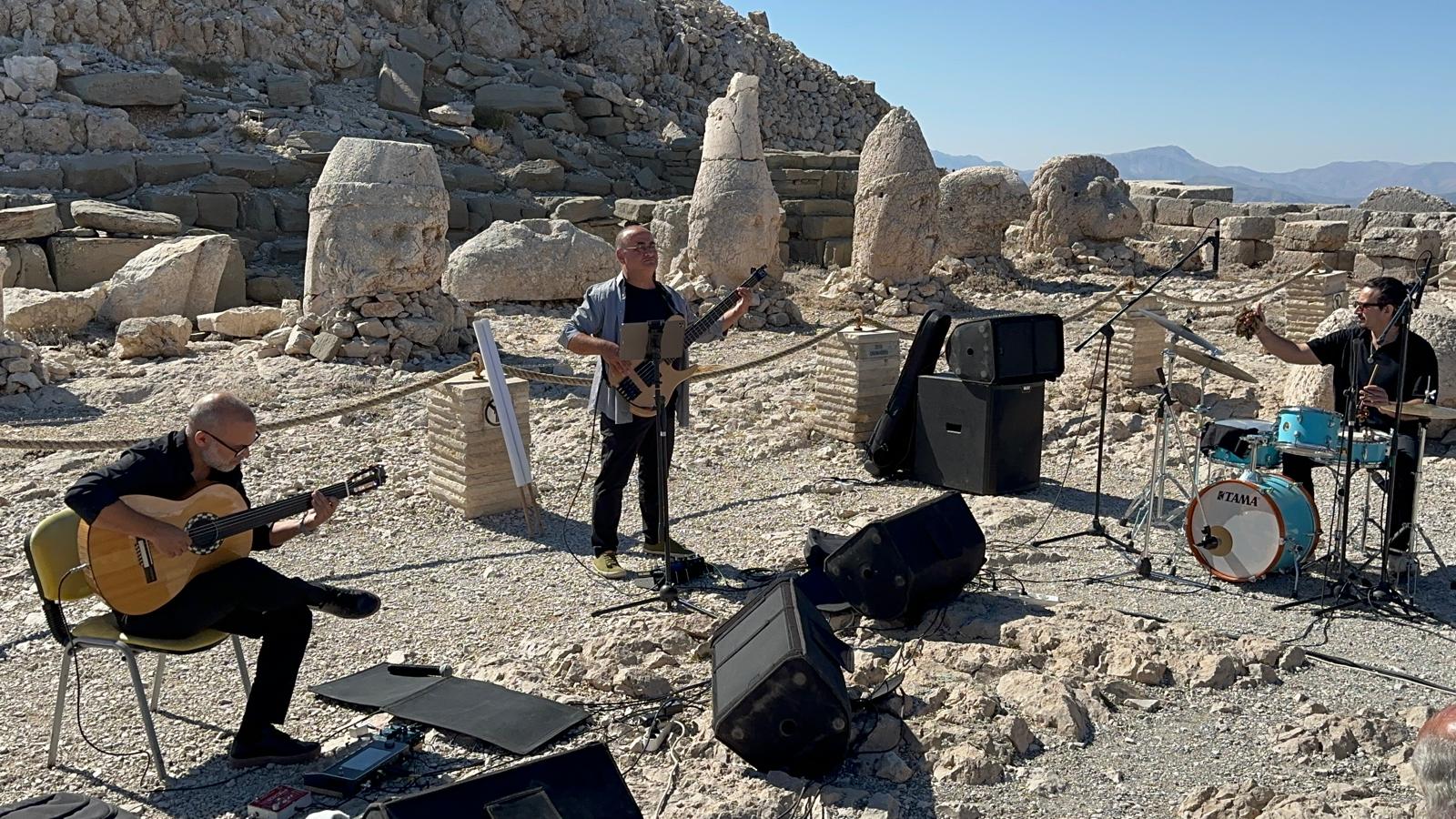 nemrut-dagi-zirvesinde-engelliler-icin-konser-2.jpg