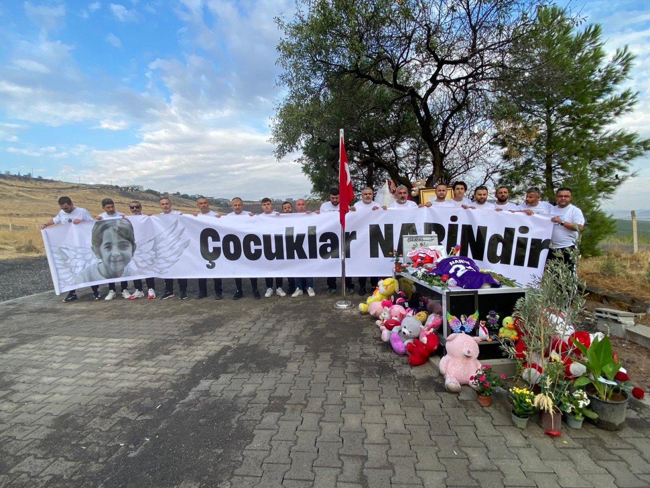 samsunspor-taraftarlari-aileler-dernegi-uyeleri-narin-guranin-kabrini-ziyaret-etti-2.jpg