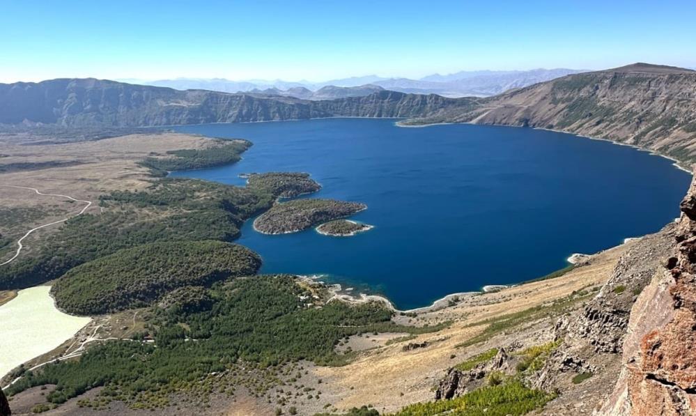 ahlatli-gezginlerden-nemrut-kalderasi-zirvesine-doga-yuruyusu-2.jpg