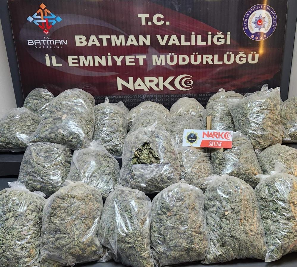 polisten-kacan-surucunun-aracinda-30-kilo-uyusturucu-yakalandi-2.jpg