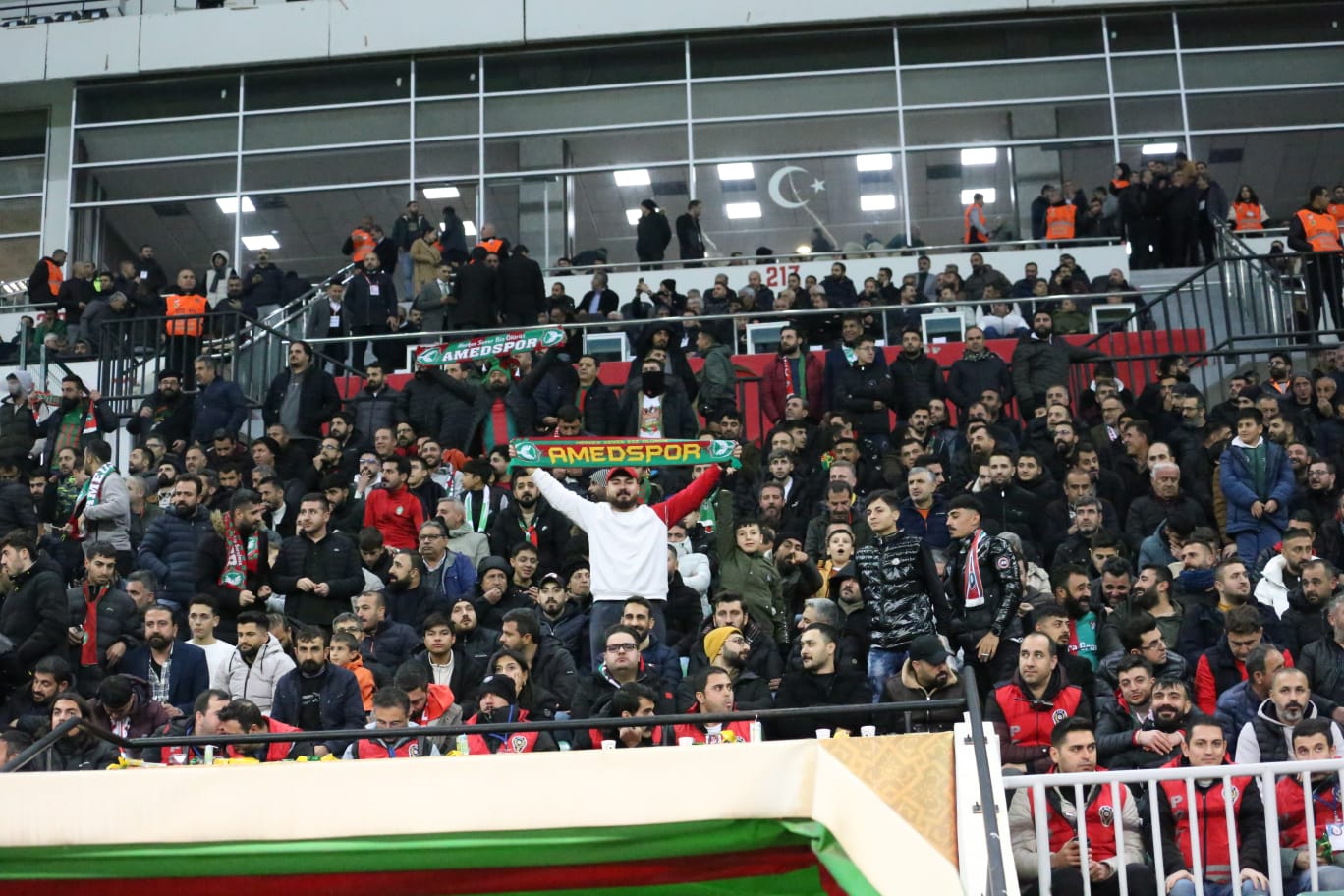 amedspor-hem-saha-icindeki-performansiyla-hem-de-sehirde-yarattigi-sinerjiyle-2.jpg