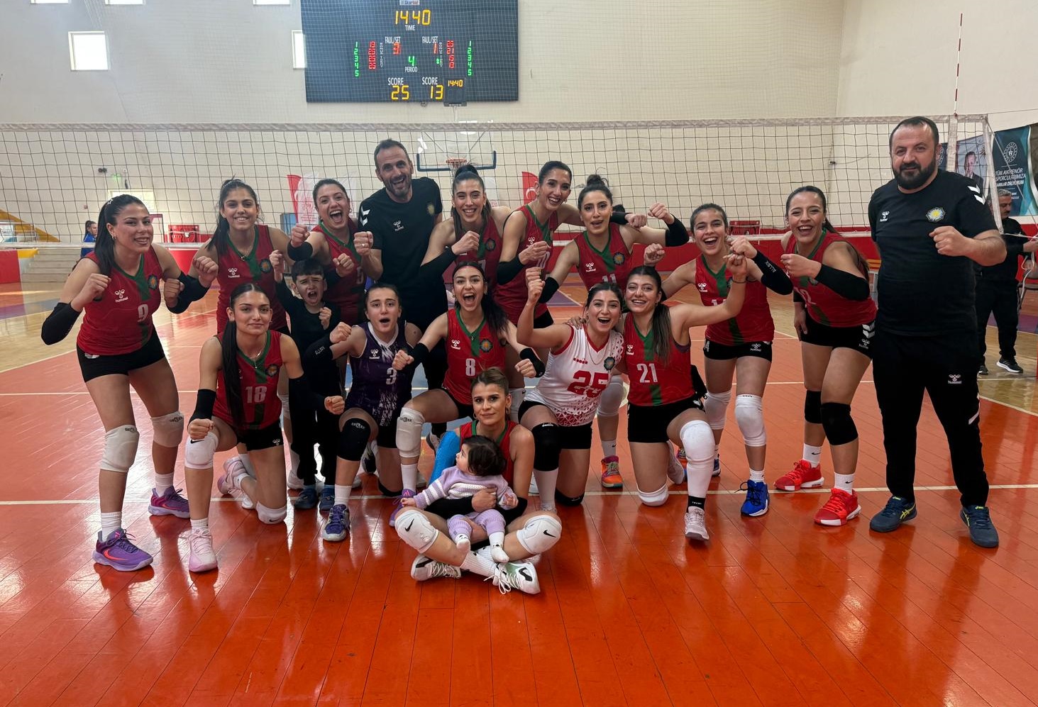 dbb-kadin-voleybol-takimi-lideri-devirdi.jpg