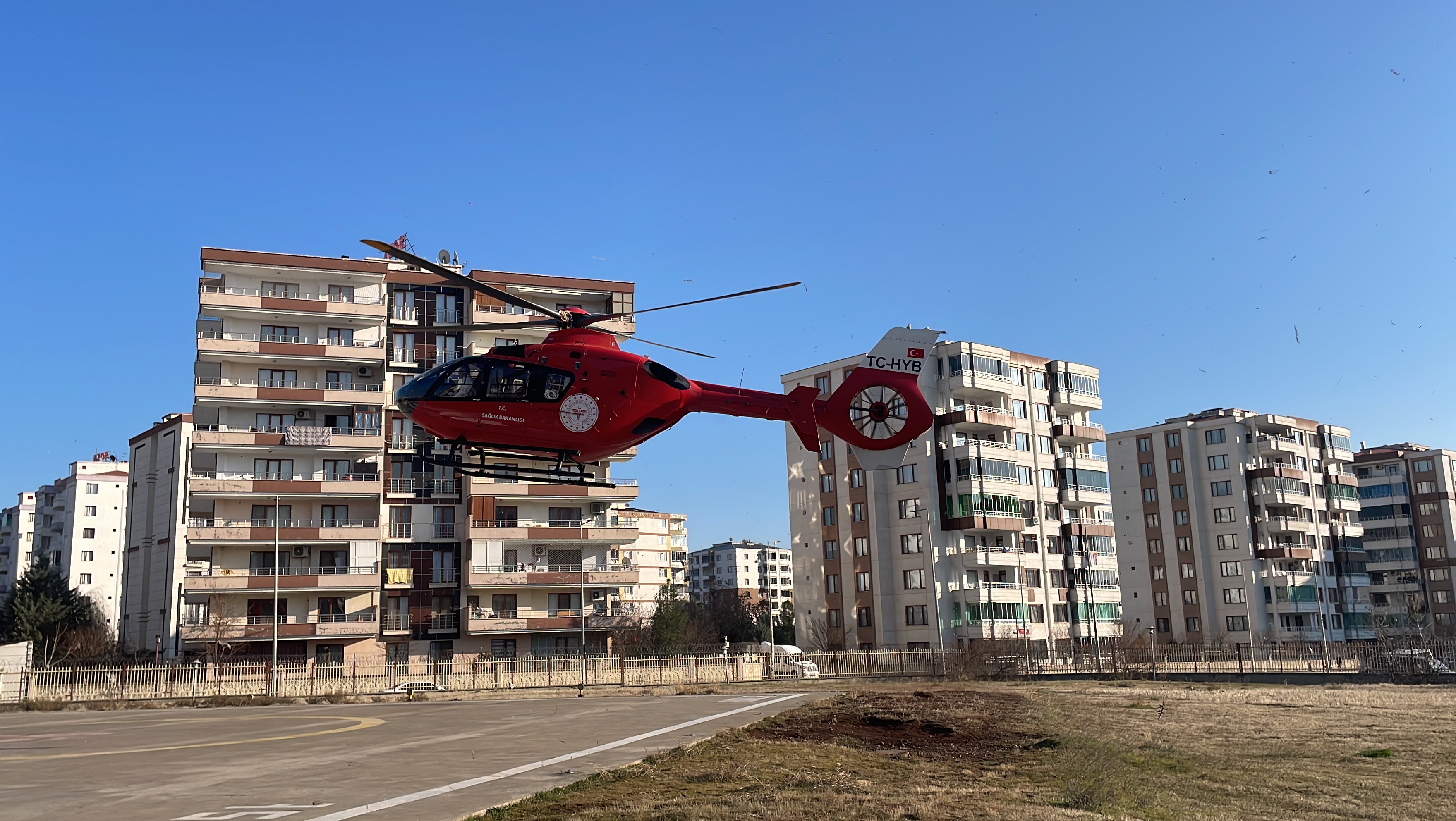 aa-20250217-37081105-37081099-diyarbakirda-ambulans-helikopter-kalp-krizi-geciren-kisi-icin-havalandi.jpg