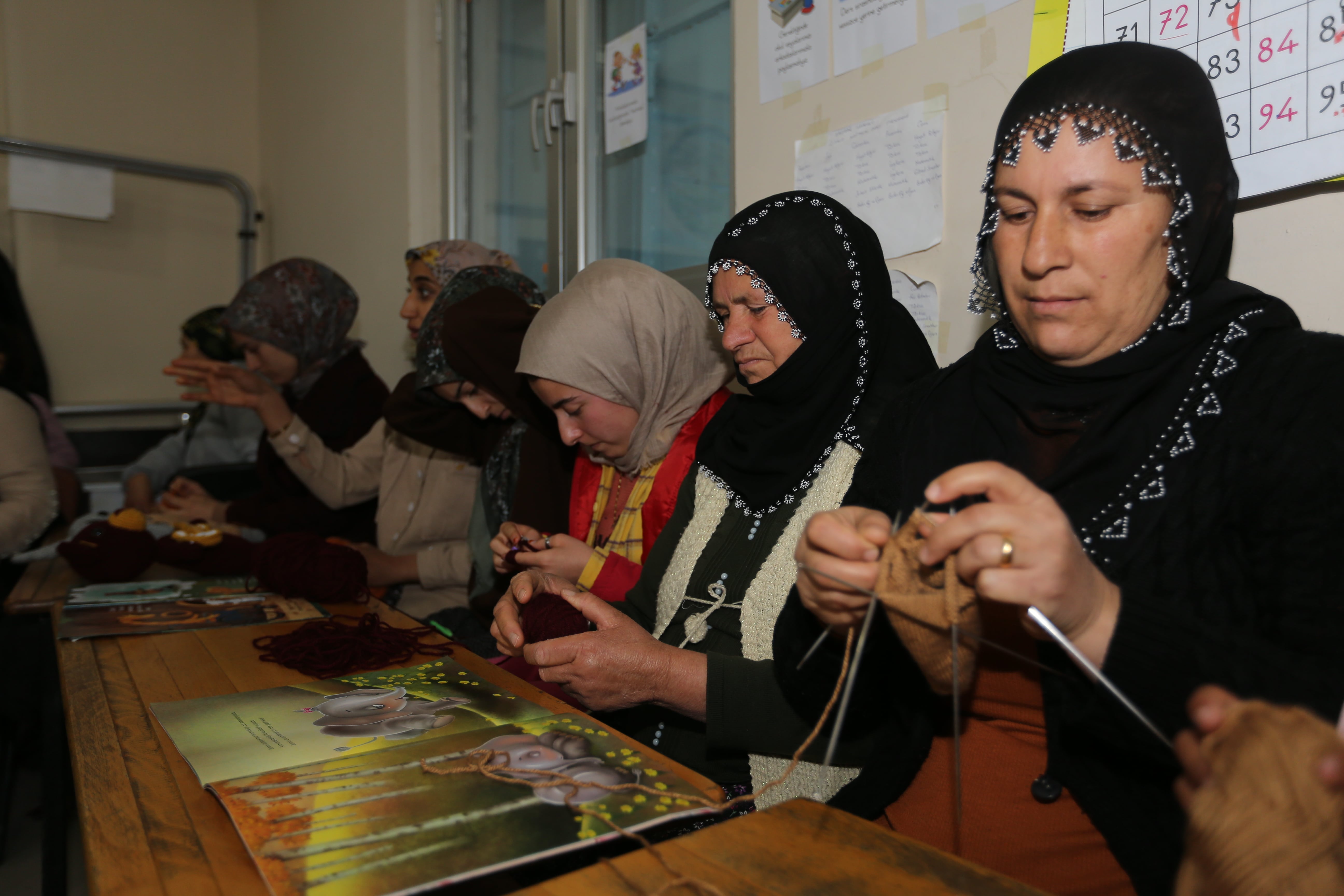 hikaye-kitaplarindaki-karakterler-annelerin-elinde-orgu-oyuncaklara-donusuyor-6.jpg