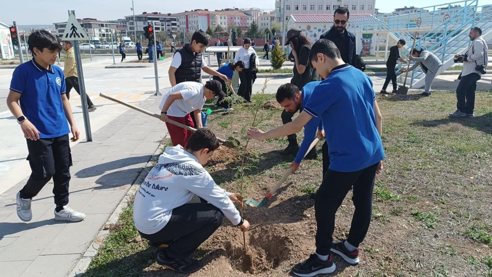 batmanda-100-ogrenci-116-adet-fidan-dikti.jpg